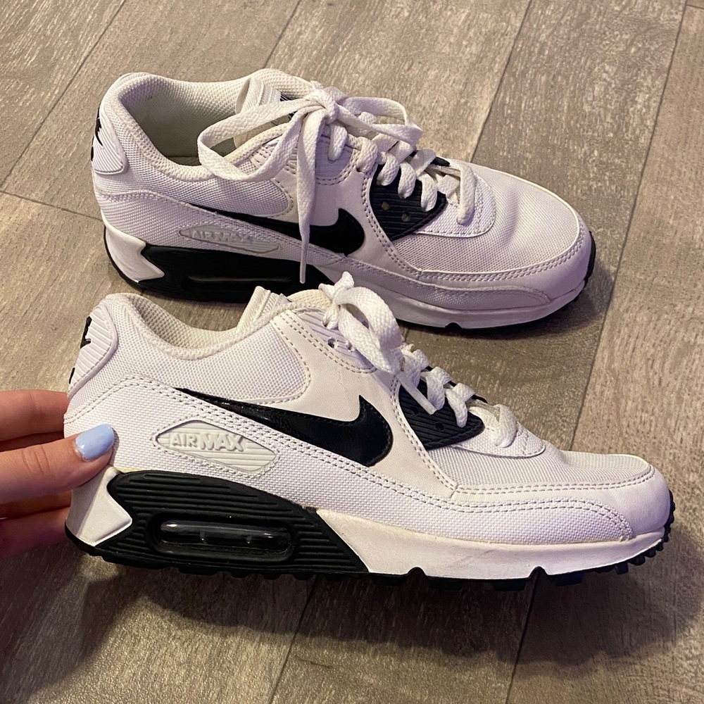 Like New Classic Y2K Nike Air Max Size 7 White and Black Sneakers